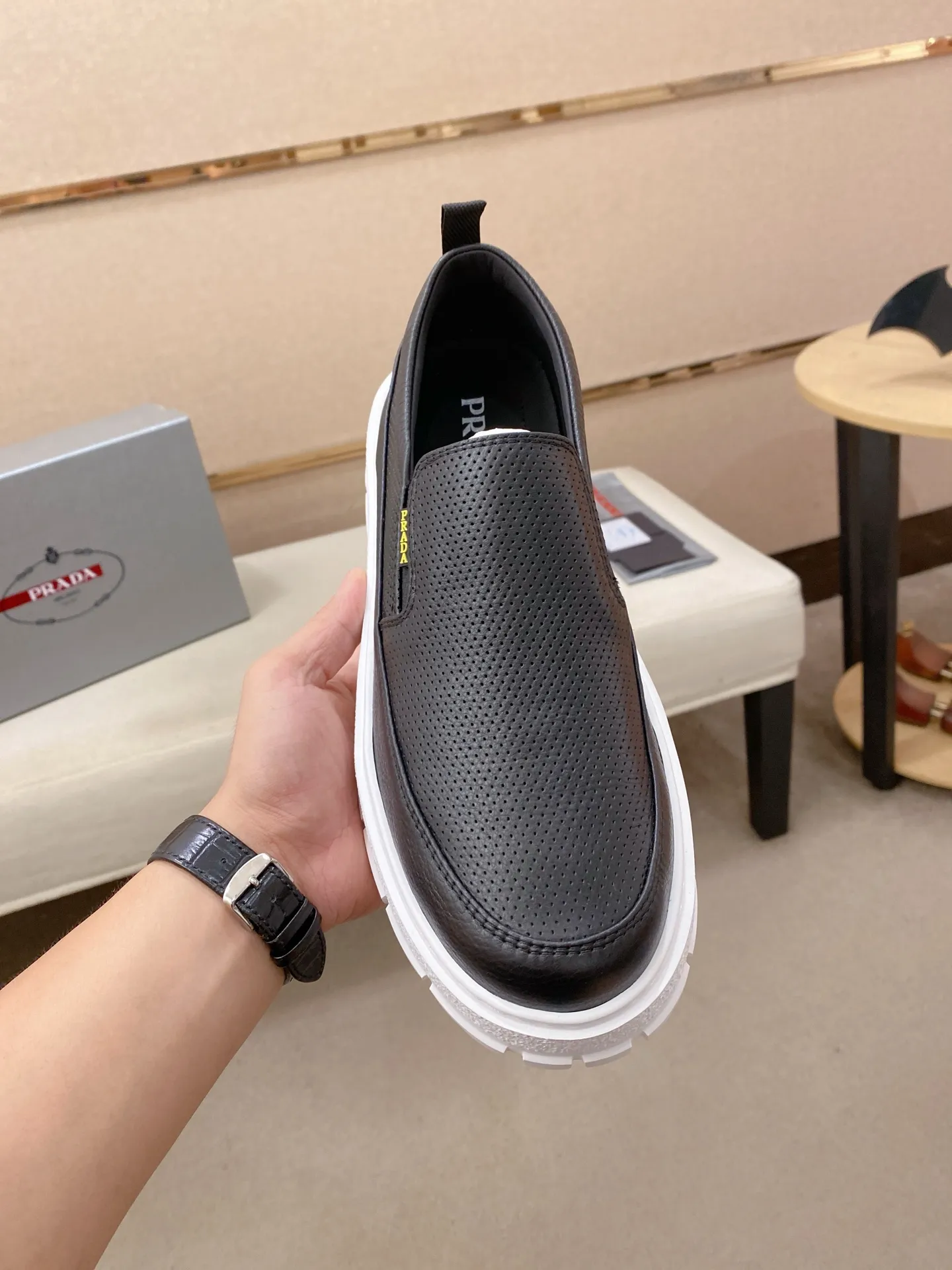 Men's shoes 💰 580💰 ✔️✔️✔️High version High-quality new PRADA (Prada) counters are launched simultaneously, new men's shoes, 😘fabrics are selected from first-layer cowhide fabrics. Lining: Imported cowhide leather lining. 👍🏿High-end☄️Open-molded non-slip rubber outsole, exquisite lines, simple and elegant, comfortable and high-end for leisure travel. Code number: 38 to 45